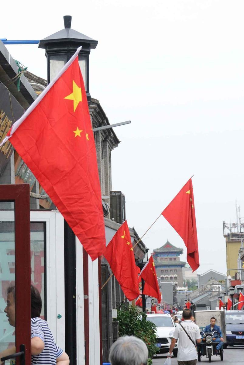 北京胡同悬挂国旗迎抗战阅兵