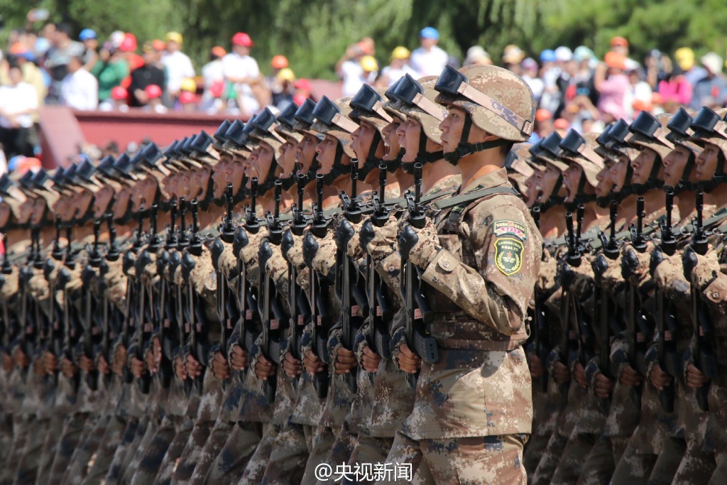 男友参加阅兵女孩异地观看落泪