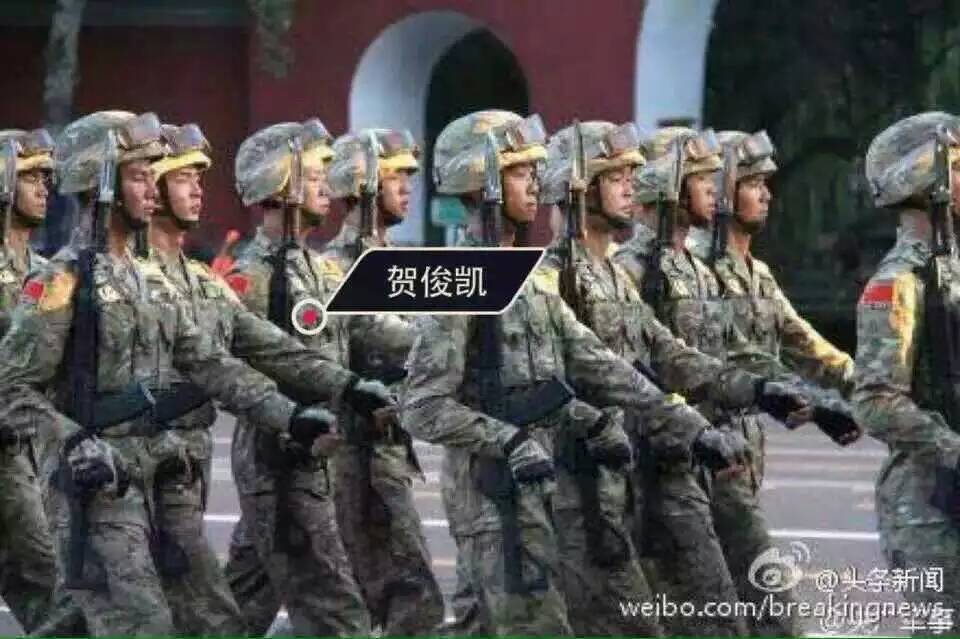 男友参加阅兵女孩异地观看落泪