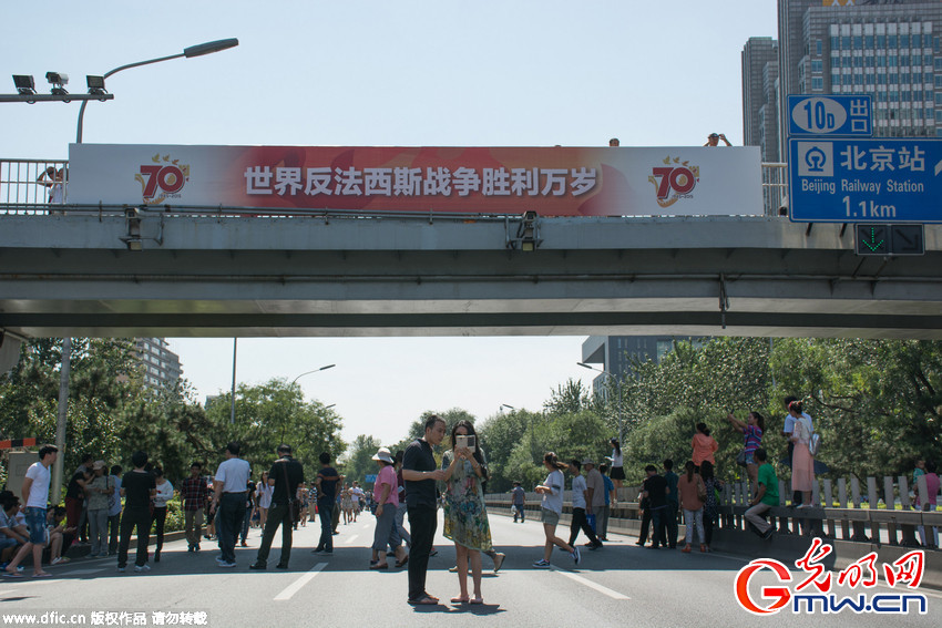 北京：群众在阅兵临时交通管制道路合影留念 感受阅兵气氛