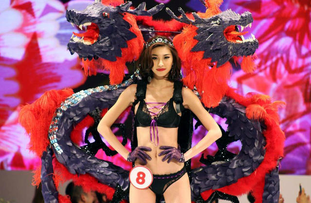 环球小姐中国决赛现“奇葩”熊猫装、糖葫芦装