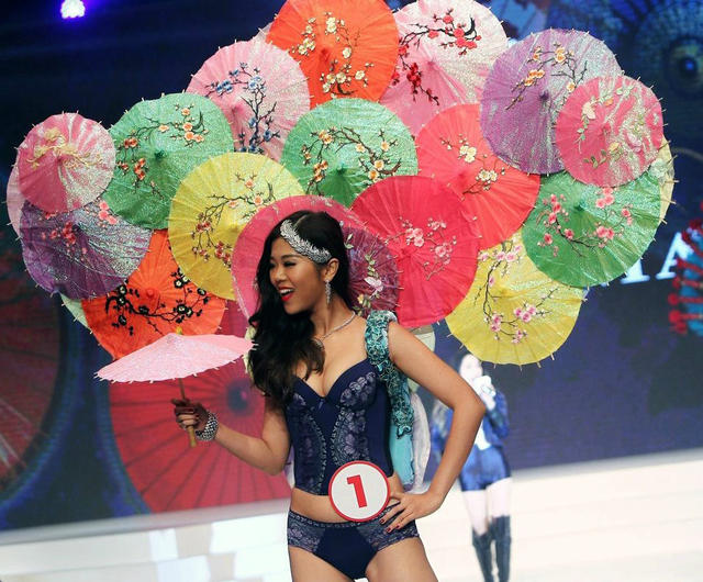 环球小姐中国决赛现“奇葩”熊猫装、糖葫芦装