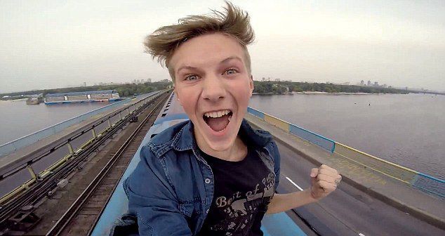 乌克兰小伙在前行列车顶奔跑跳跃自拍