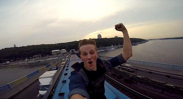 乌克兰小伙在前行列车顶奔跑跳跃自拍