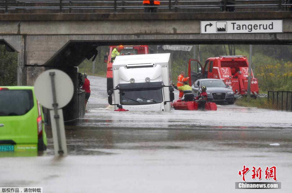 挪威强降雨引发洪涝 汽车险遭“灭顶之灾”