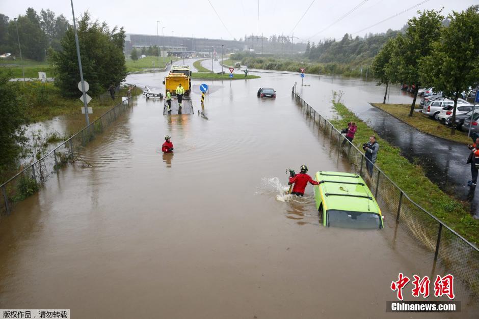 挪威强降雨引发洪涝 汽车险遭“灭顶之灾”