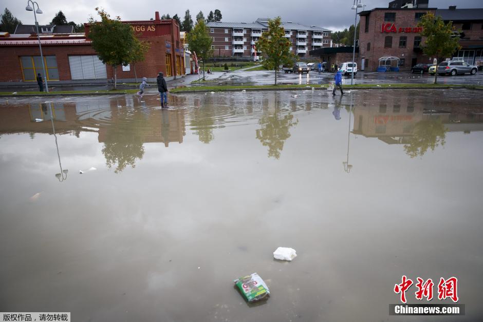 挪威强降雨引发洪涝 汽车险遭“灭顶之灾”