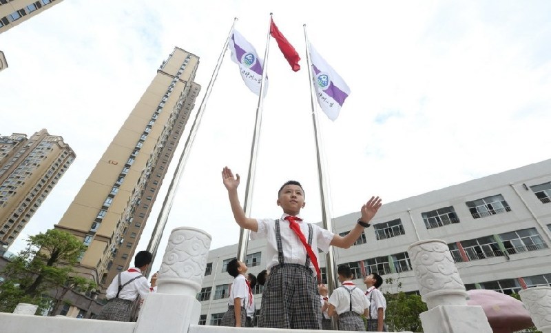 广东深圳开学日新教师穿旗袍拜孔子