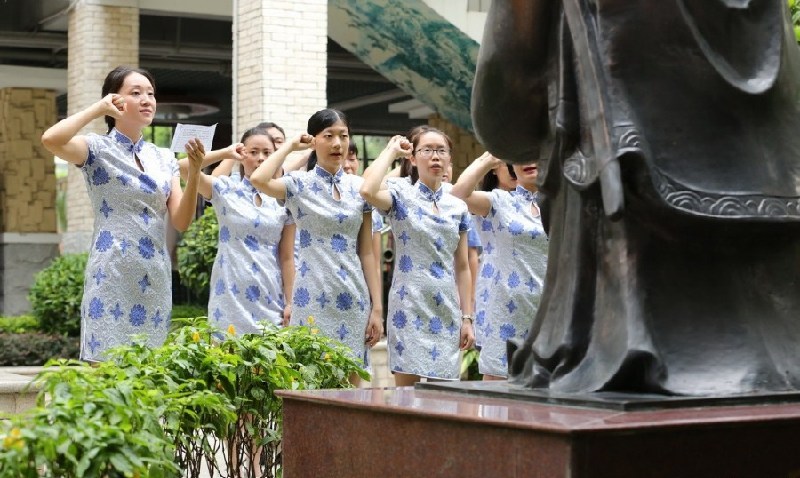 广东深圳开学日新教师穿旗袍拜孔子