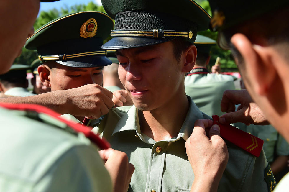 告别战友！各地武警举行老兵退伍仪式