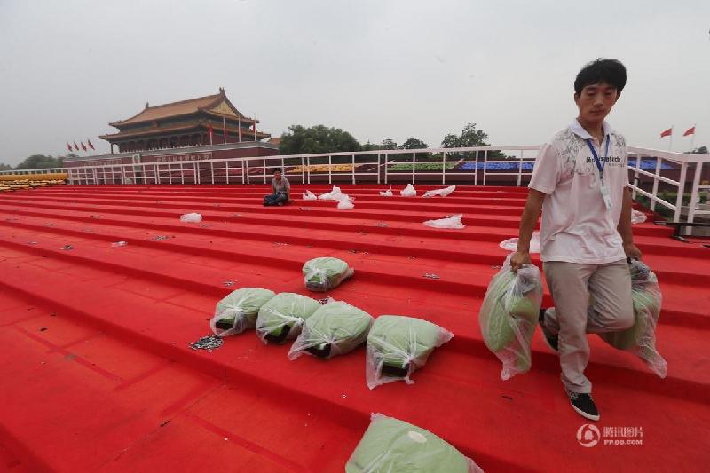 阅兵过后 工人拆卸天安门广场观礼台座椅