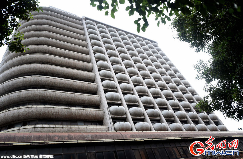 湖北武汉一居民楼阳台造型奇特 疑似“露点”