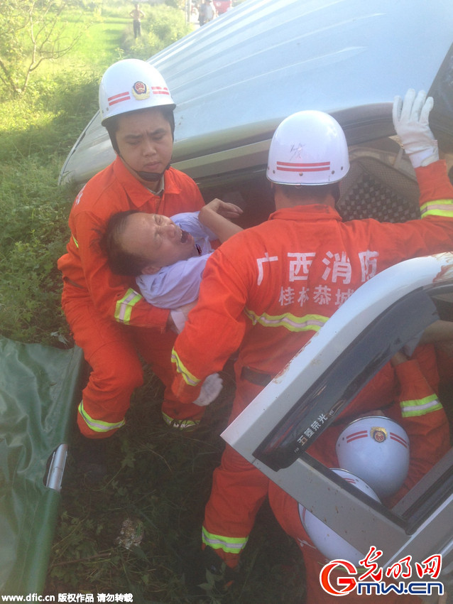 广西恭城境内发生车祸致多人受伤