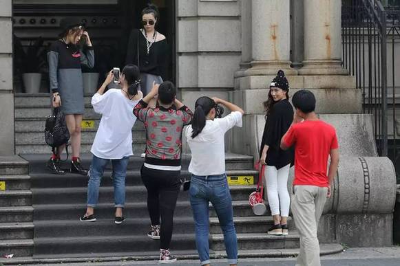 “淘女郎”一天街拍200套 当街换装