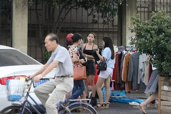 “淘女郎”一天街拍200套 当街换装