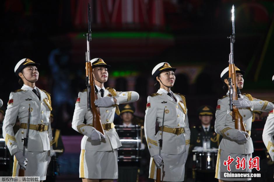 俄罗斯国际军乐节彩排 中国仪仗队女兵亮相
