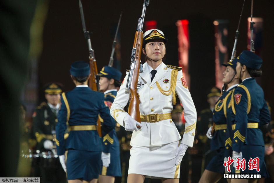 俄罗斯国际军乐节彩排 中国仪仗队女兵亮相