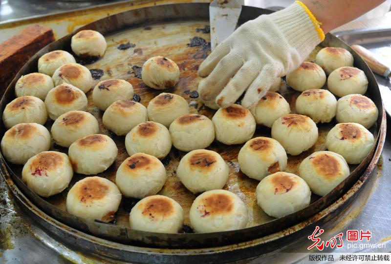 中秋未到 苏州传统“鲜肉月饼”开炉热销