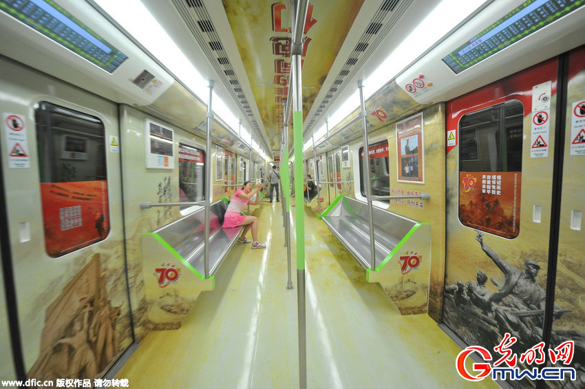 武汉地铁4号线“抗战专列”上线 市民纷纷点赞