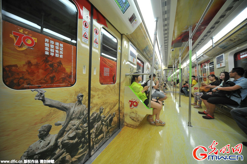 武汉地铁4号线“抗战专列”上线 市民纷纷点赞