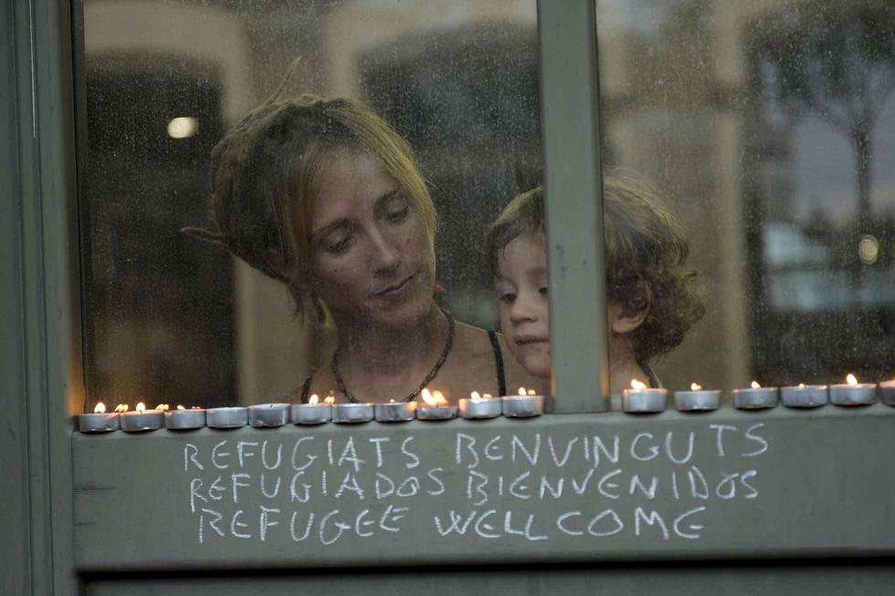 西班牙民众秉烛悼念遇难叙利亚难民