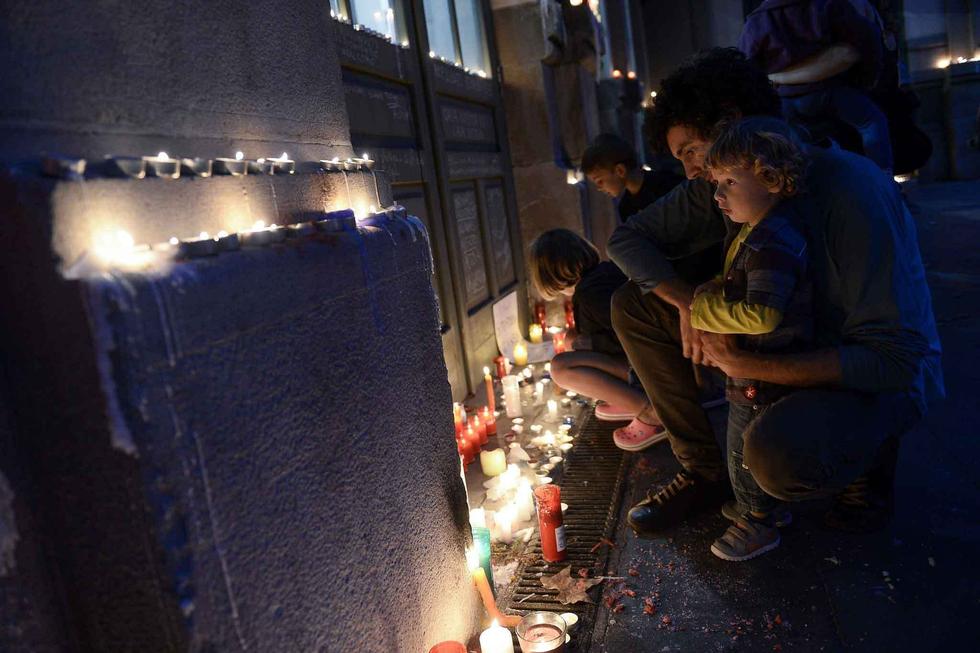 西班牙民众秉烛悼念遇难叙利亚难民