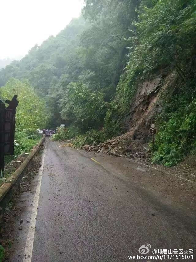 峨眉山暴雨塌方大树倾倒 致游客1死5伤