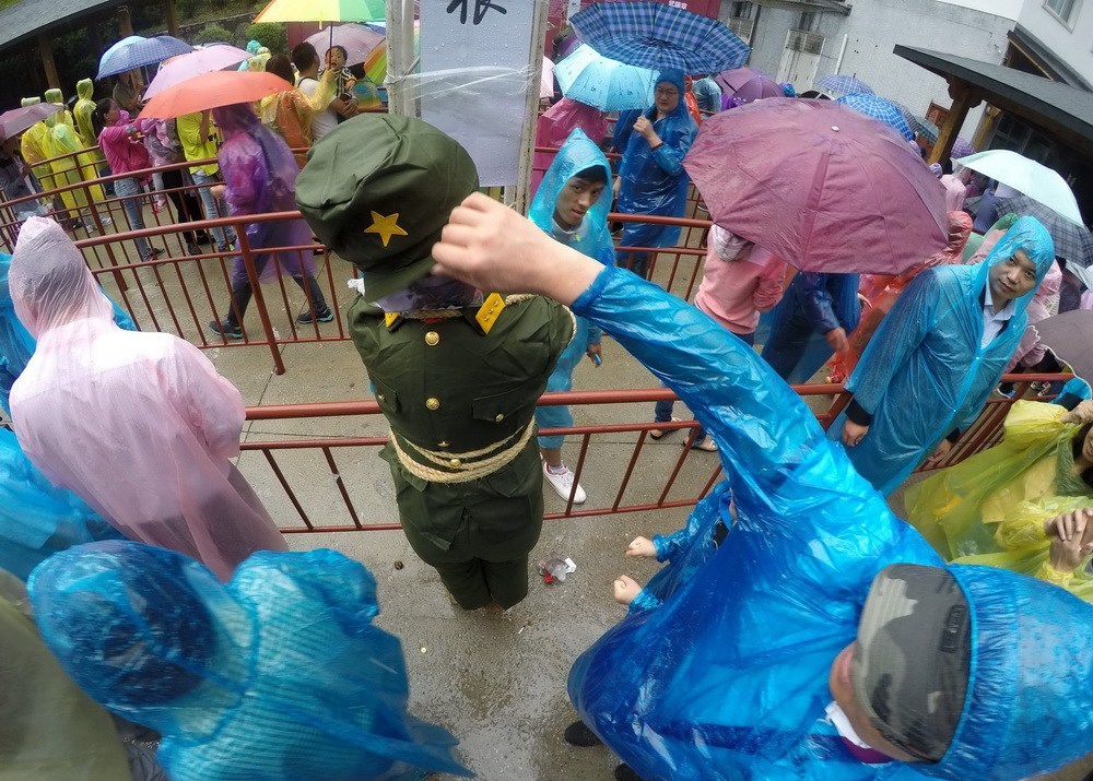 河南绑“日军”示众 引千人冒雨“打鬼子”