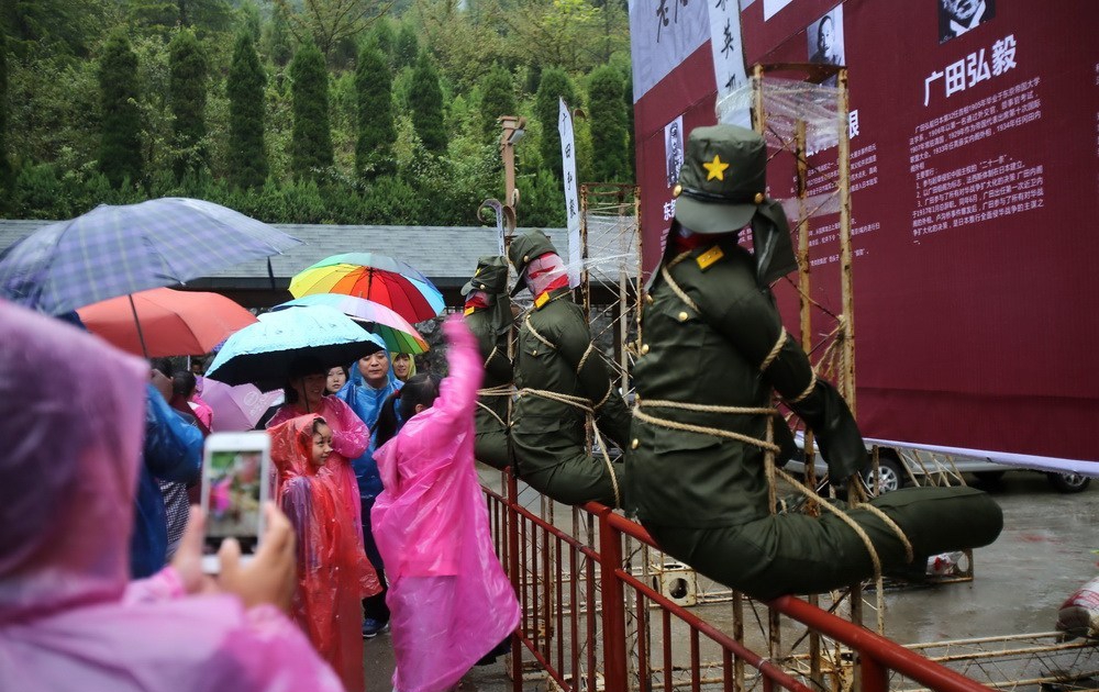河南绑“日军”示众 引千人冒雨“打鬼子”