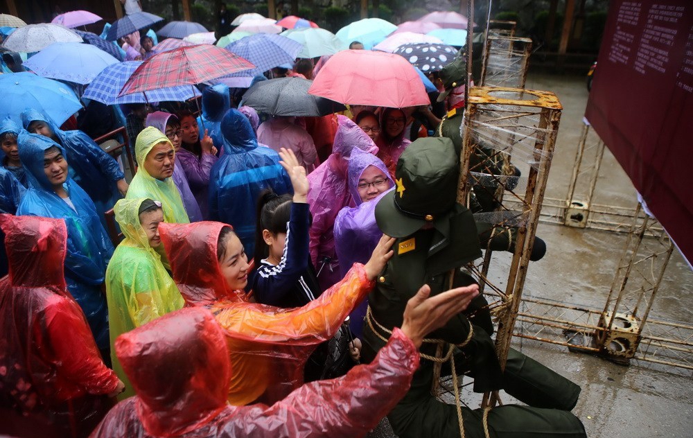 河南绑“日军”示众 引千人冒雨“打鬼子”