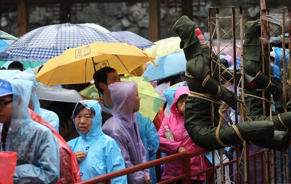 河南绑“日军”示众 引千人冒雨“打鬼子”