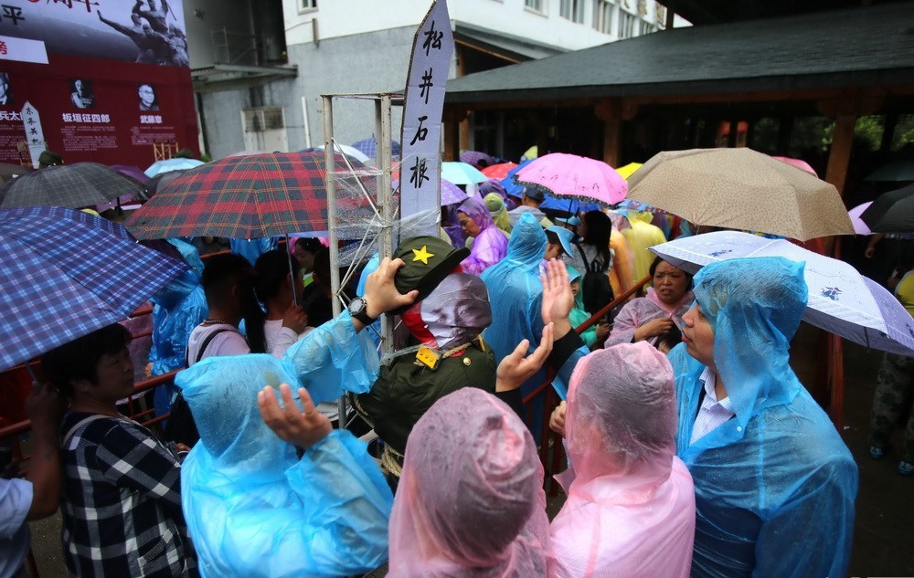 河南绑“日军”示众 引千人冒雨“打鬼子”