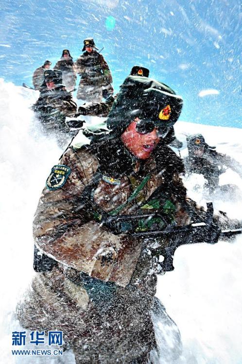 高海拔边防战士雪中训练 手上冻疮令人心痛