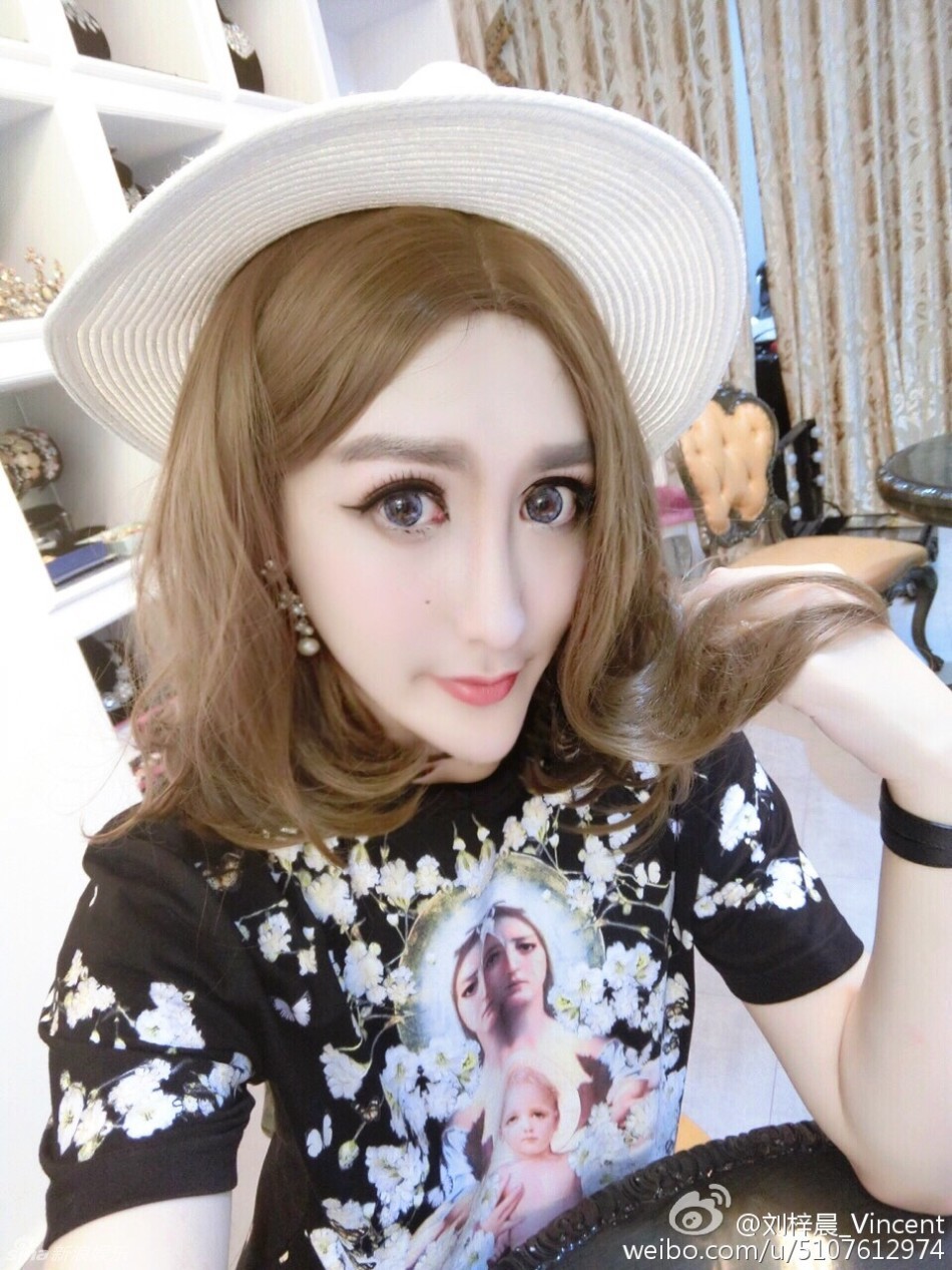 蛇精男穿女装太震撼自认比Angelababy美[3]- 中国日报网