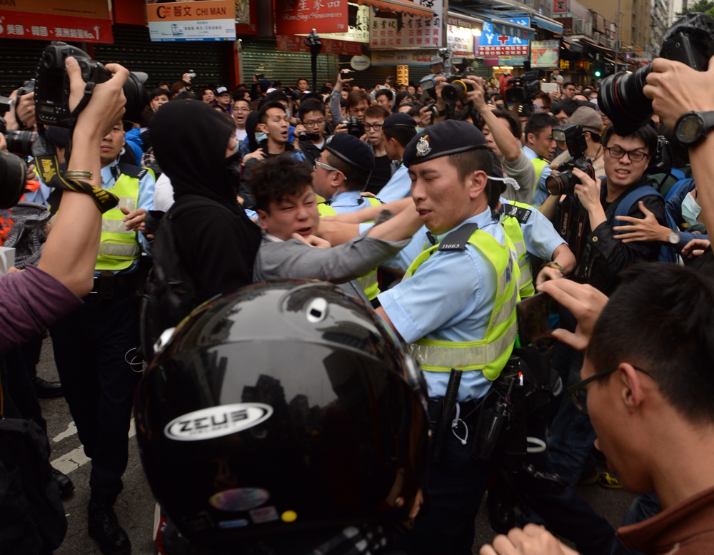 图:激进派早前在元朗的赶客行动中袭击警员 资料图