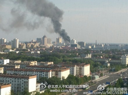 北京大兴一商场突发大火