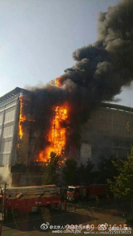 北京大兴一商场突发大火