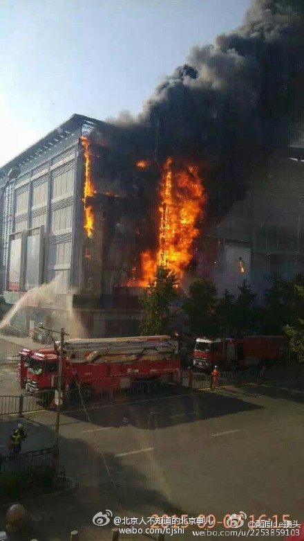 北京大兴一商场突发大火