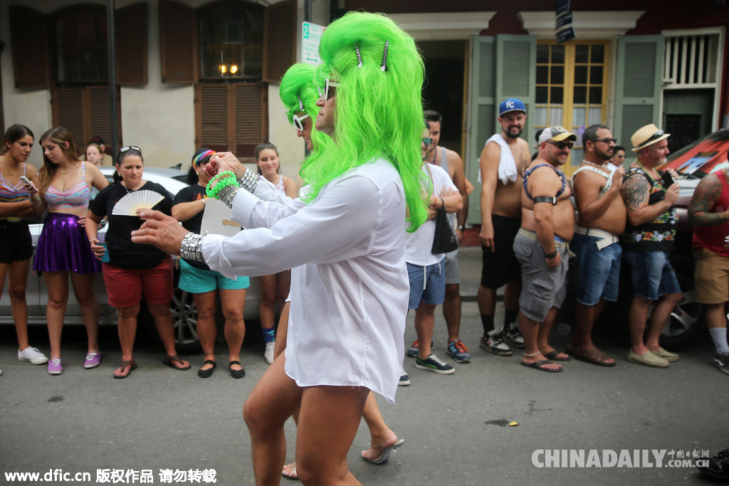 美国新奥尔良举行同志大游行 伪娘盛装打扮分外妖娆