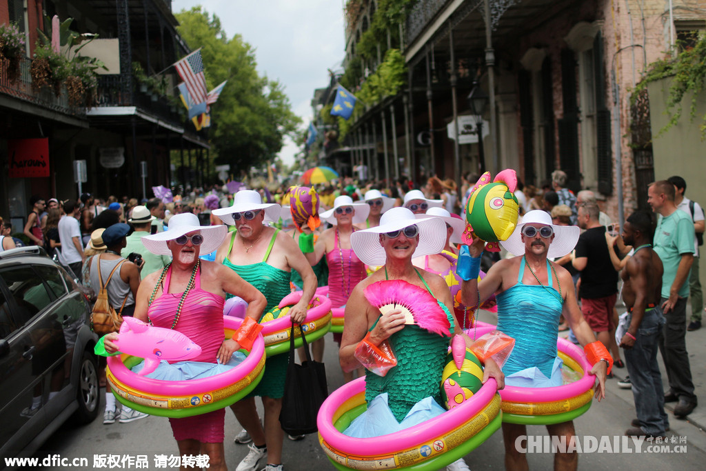 美国新奥尔良举行同志大游行 伪娘盛装打扮分外妖娆