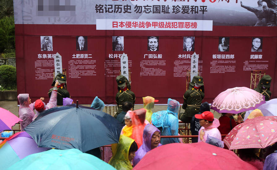 河南：民众排队打“日本战犯”耳光