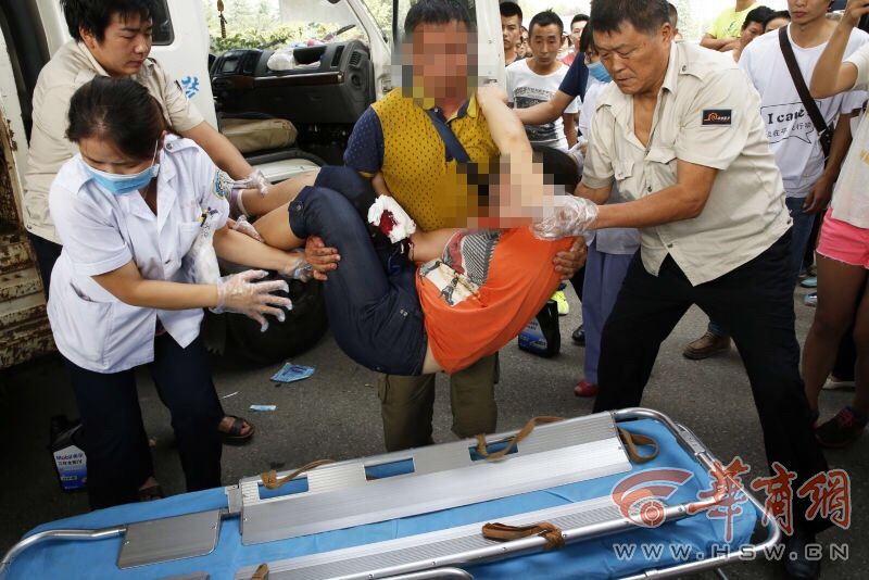 西安：狗车被动保人士拦下 司机妻子用匕首捅腿