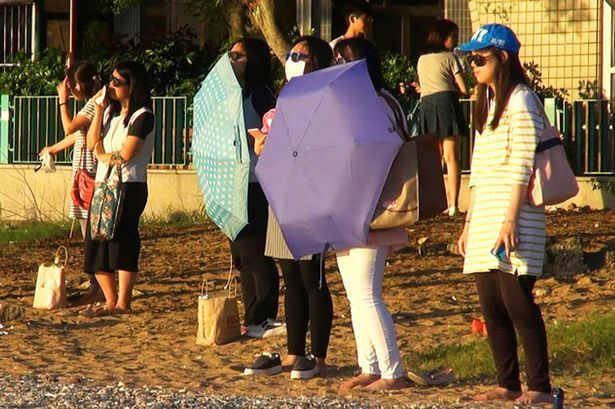 香港妙龄女为减肥每天脱鞋看太阳不进食