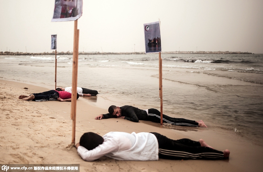 加沙民众躺尸海滩悼念偷渡途中遇难难民