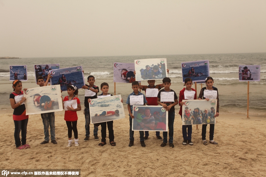 加沙民众躺尸海滩悼念偷渡途中遇难难民