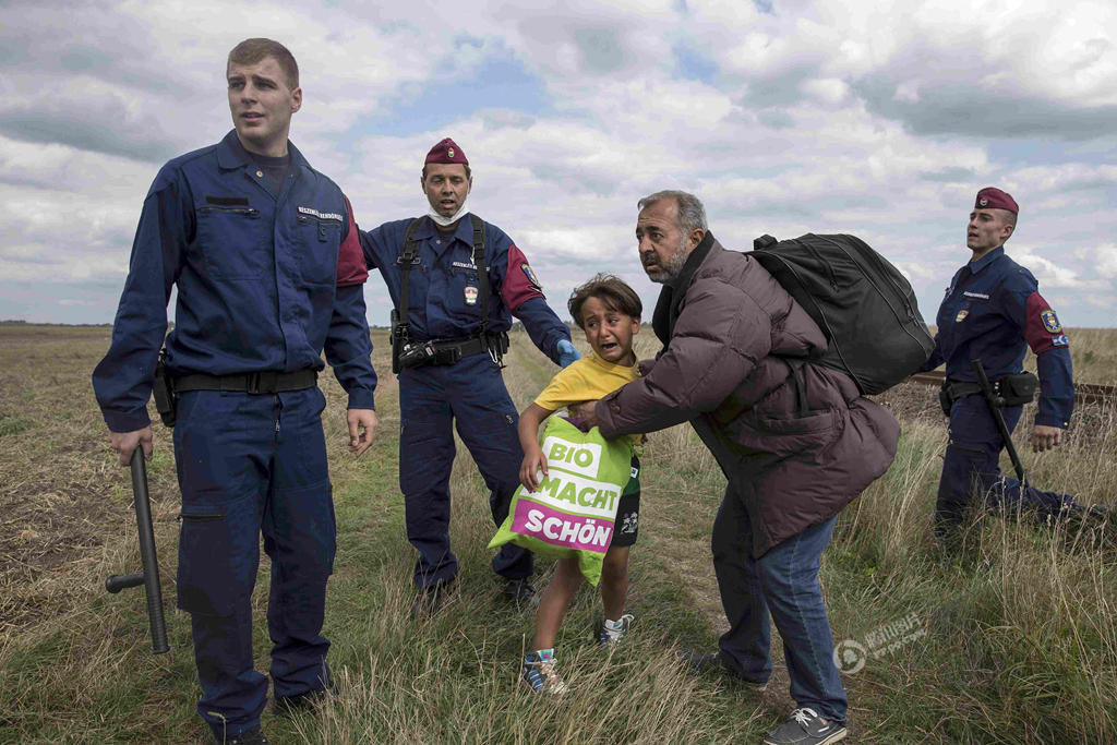 匈牙利女摄像师故意伸脚绊倒抱孩子难民