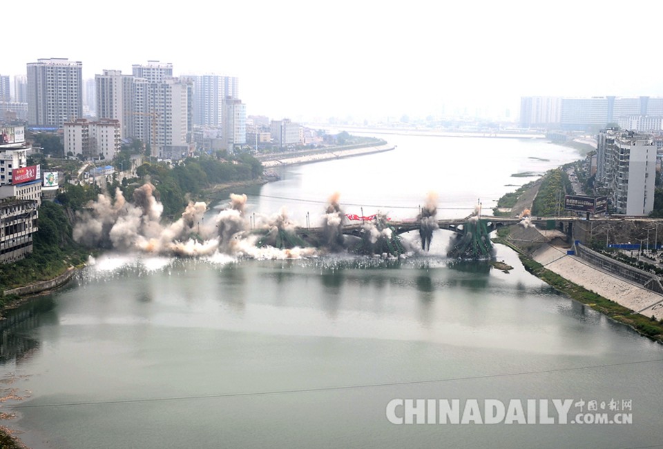 湖南张家界澧水大桥建成40余年后被爆破