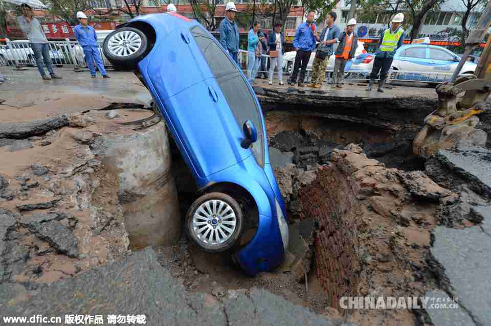 兰州：水管破裂致路面塌陷 一小轿车被“坑”