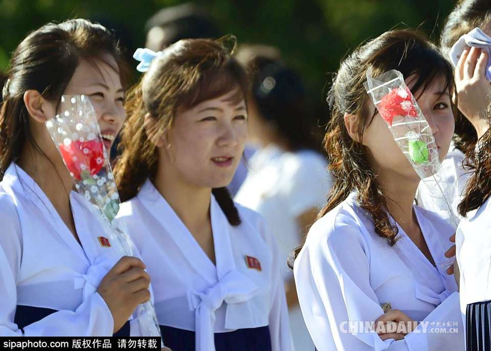 朝鲜建国67周年 民众聚集万寿台庆祝