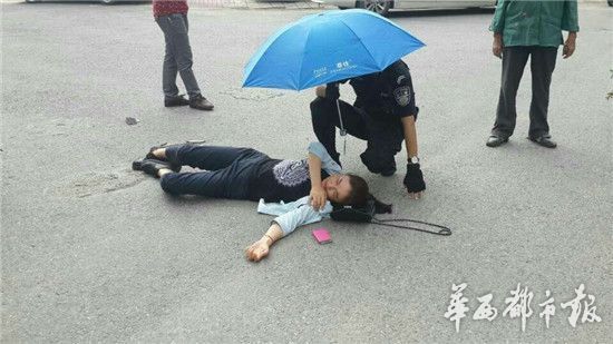 警队“都教授”为车祸受伤女子撑伞 曾空手制服盗贼